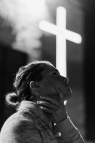 woman &amp; cross keem-ibarra-560576-unsplash